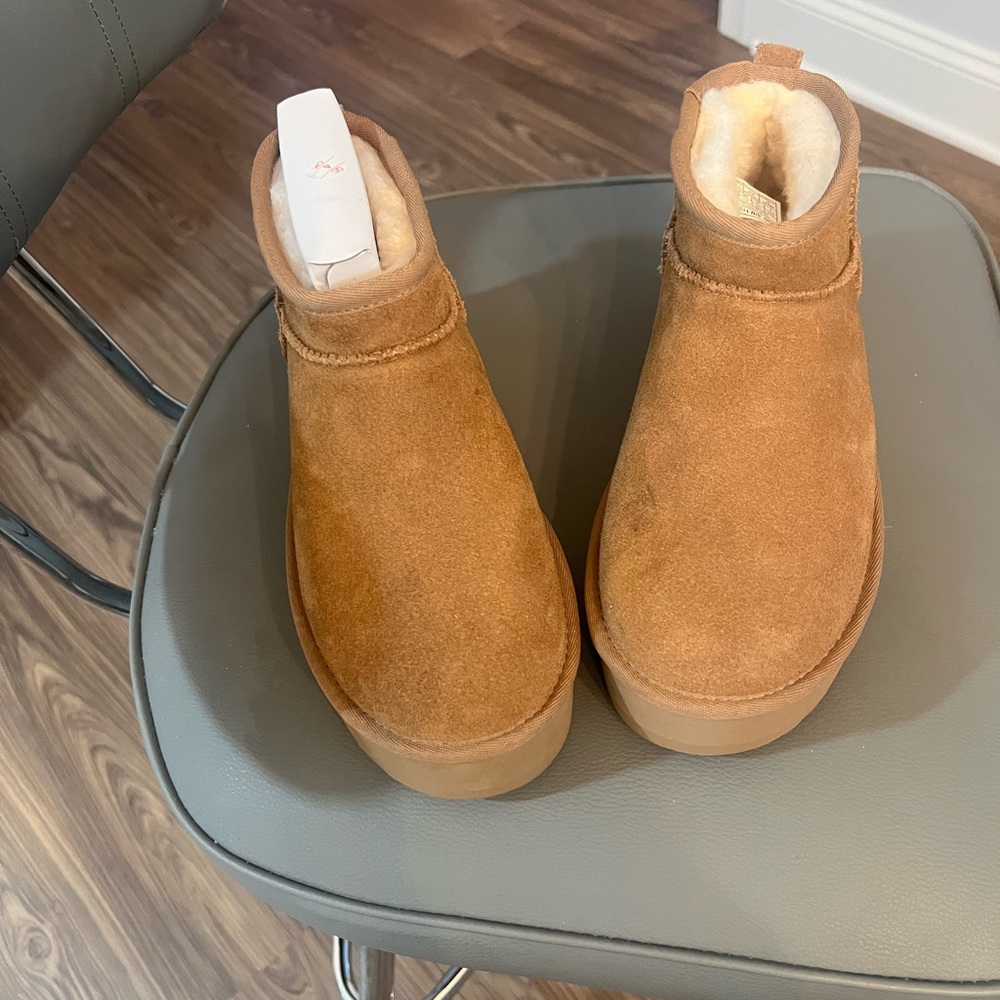 UGG Women Platform Boots - Picture 2 of 5